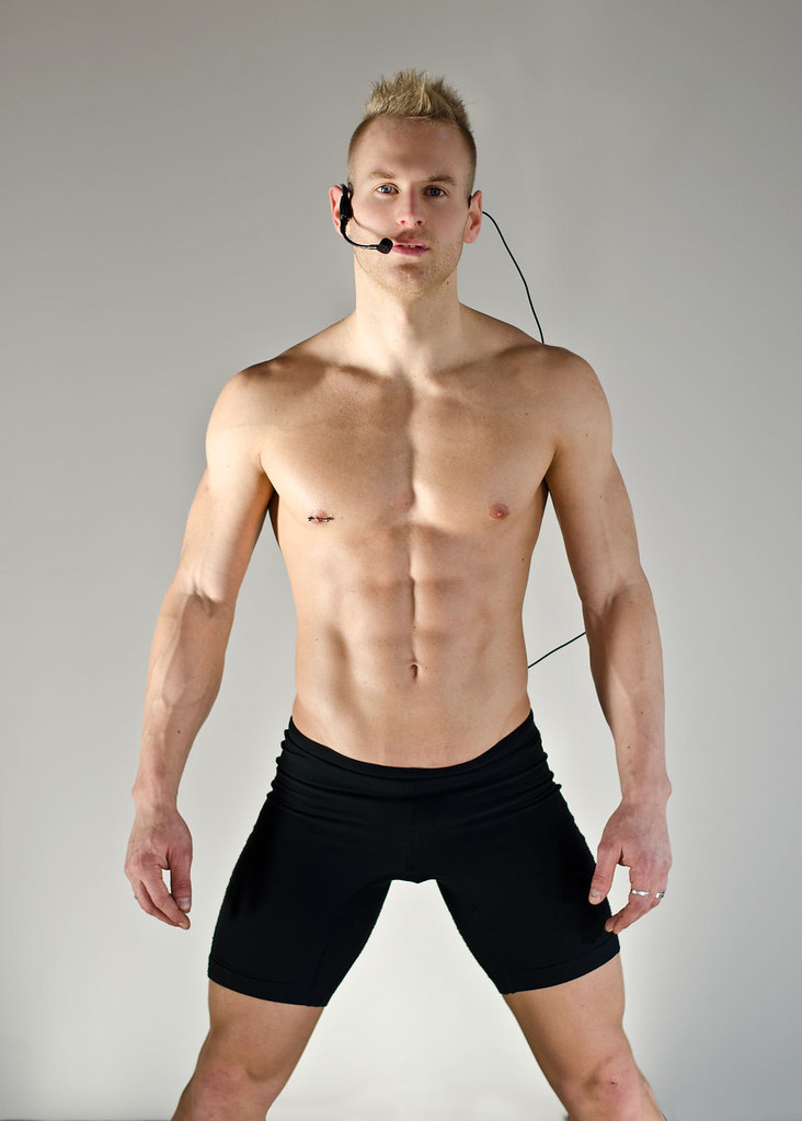 Rack de musculation, barre olympique et disques en fonte dans un home gym