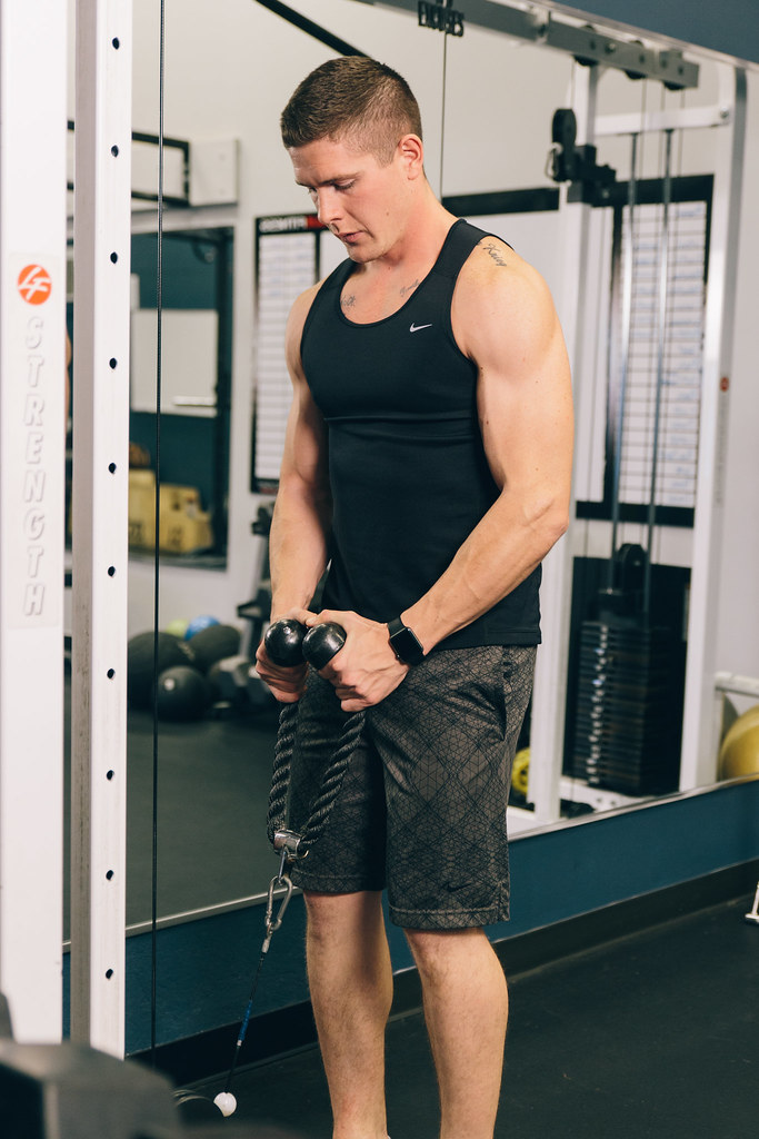 Haltères et bancs de musculation réglables dans un espace home gym